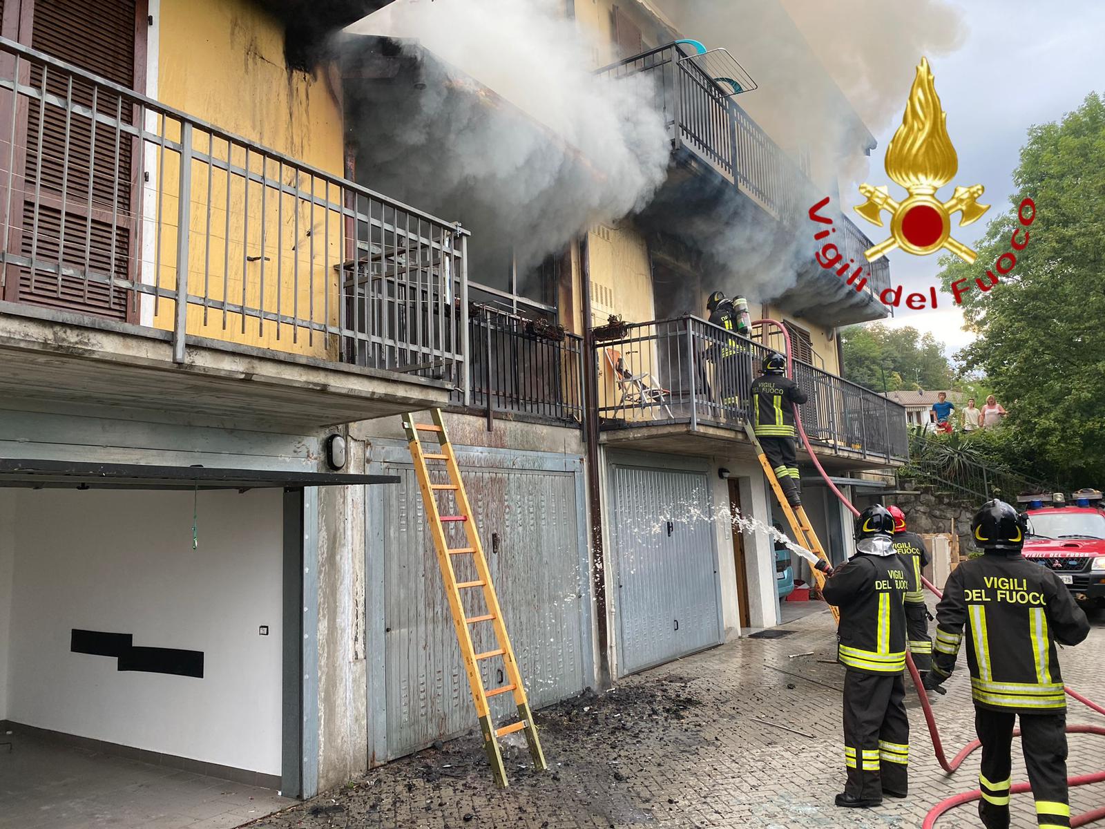 Incendio In Casa A Pusiano Due Squadre Dei Vigili Del Fuoco A Domare