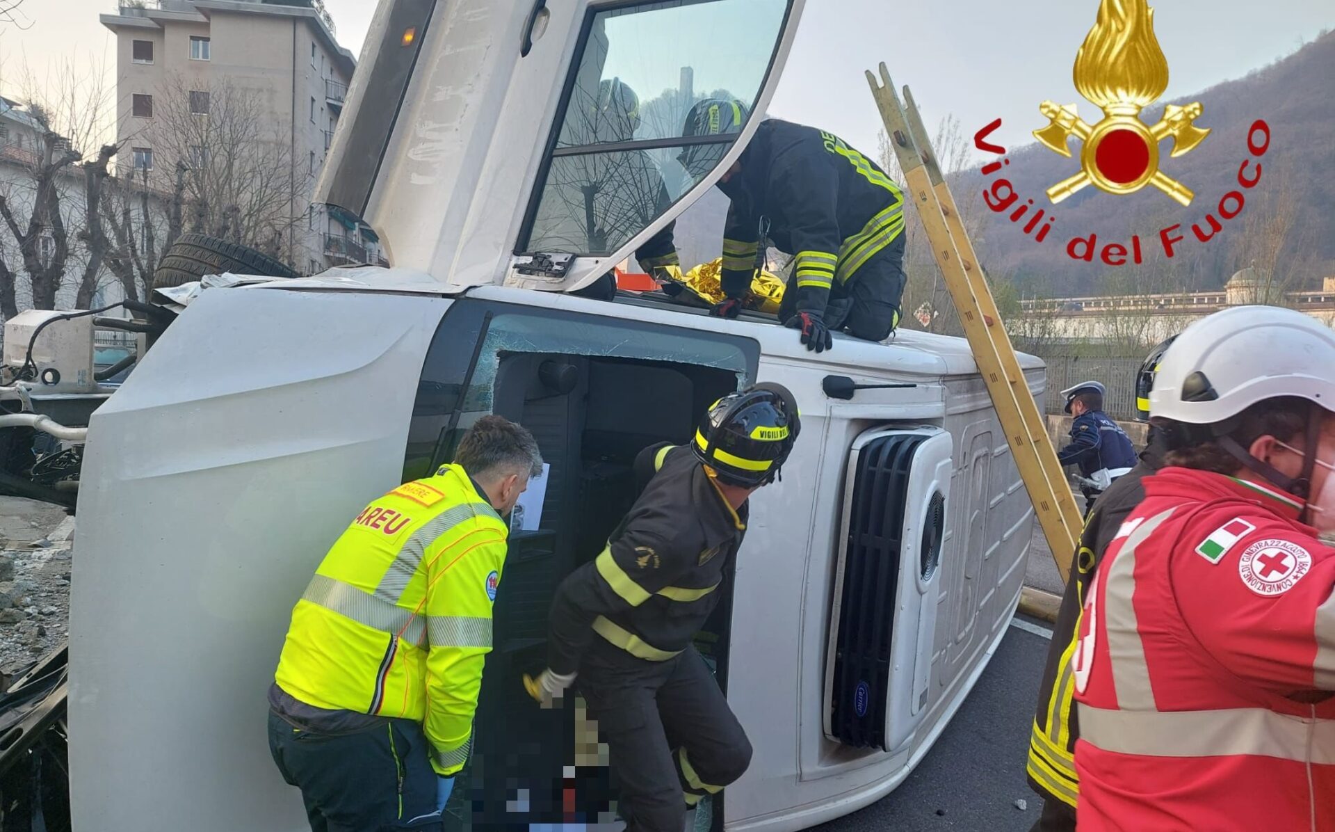 Como Incidente In Via Grandi Furgone Ribaltato E Persona Incastrata