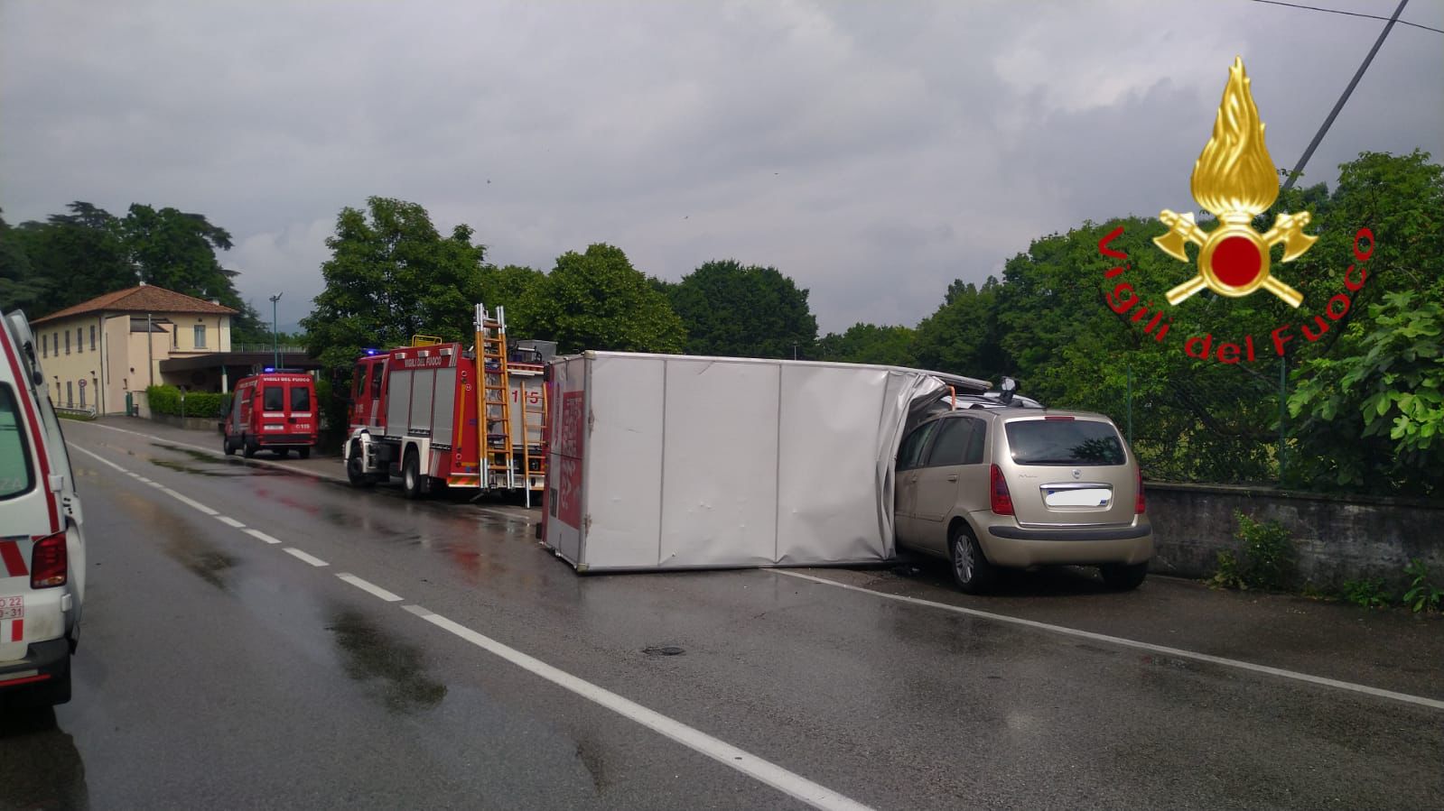 Grave Incidente A Erba Furgone Si Ribalta Su Un Auto Tre Feriti