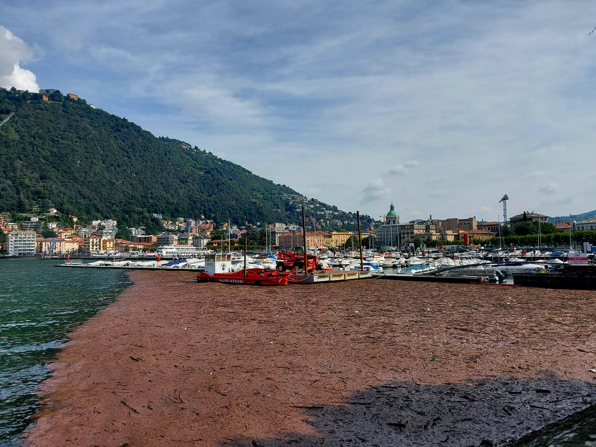 Il Lago Davanti A Como Una Distesa Di Detriti Dopo I Temporali I