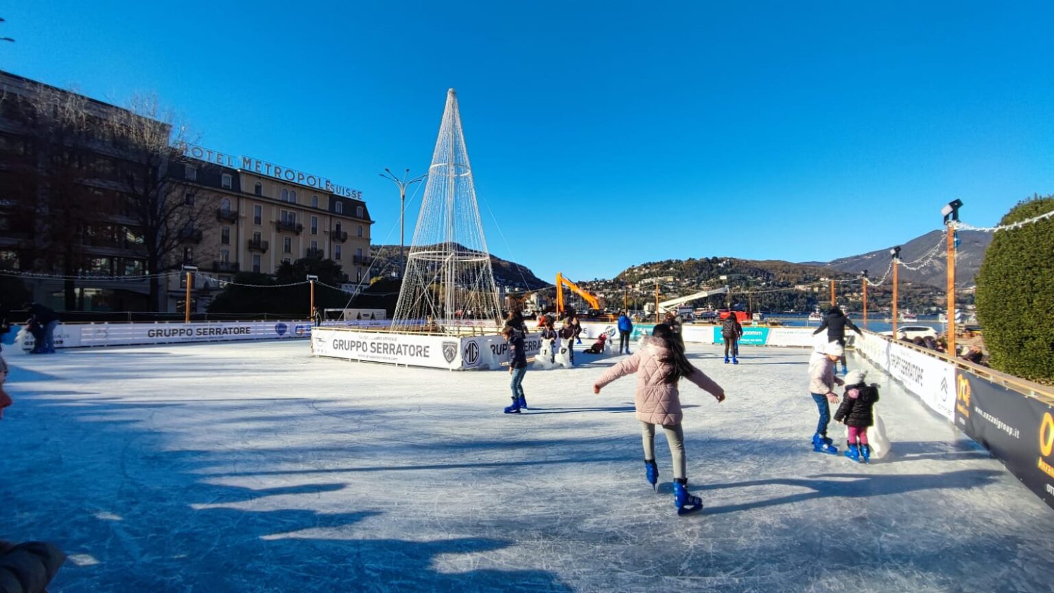 A Como si è accesa la magia del Natale ecco il mercatino e la pista