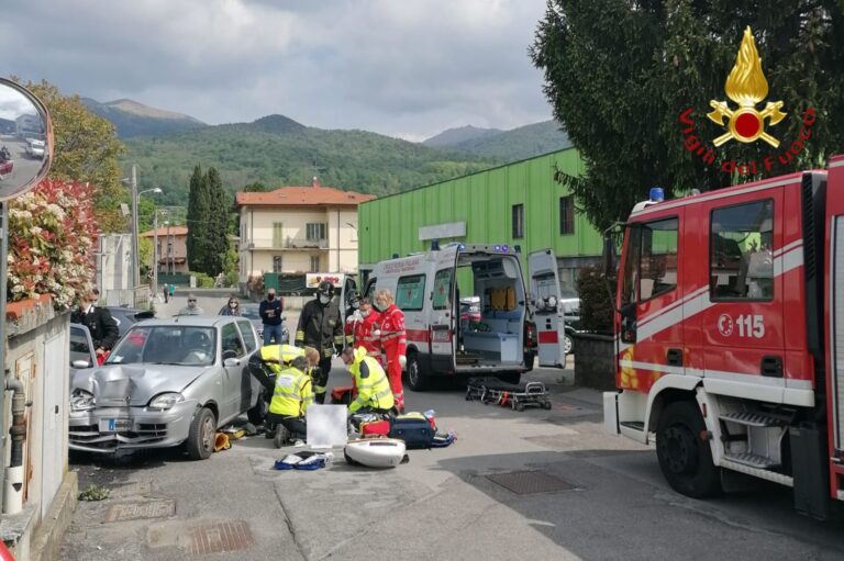 Auto fuori strada nel Varesotto, incidente a Tavernerio, ciclista