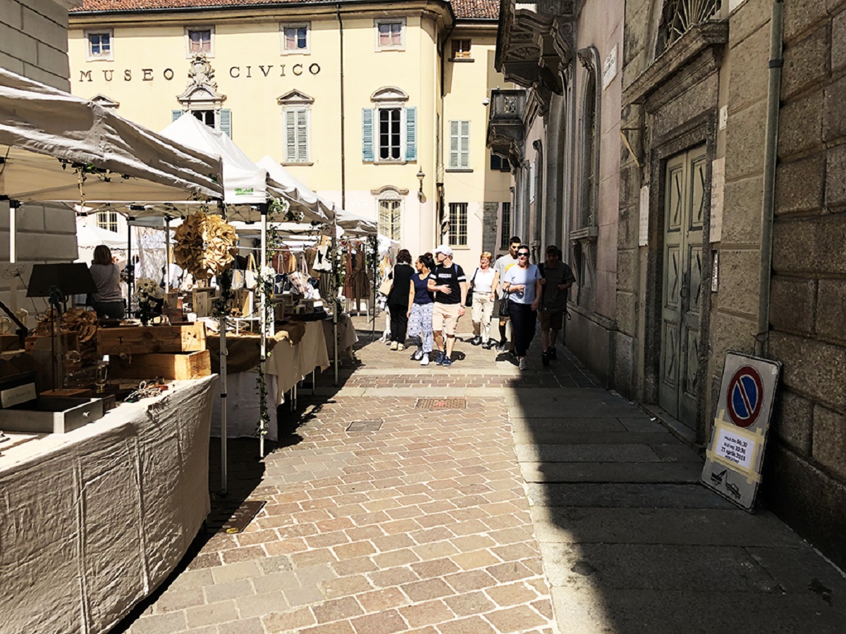 Da piazza Medaglie d'Oro a Viale Geno 183 mercatini a Como e la voglia di ripartire ComoZero Da piazza Medaglie d'Oro a Viale Geno 183 mercatini a Como e la voglia di ripartire ComoZero