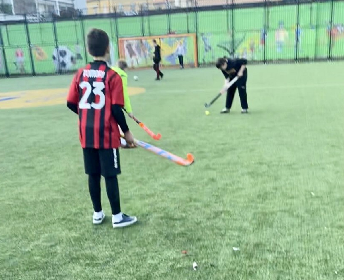 Field hockey trials at Cruyff-Borgonovo Stadium: ‘Still loyal to football but beautiful pollution’