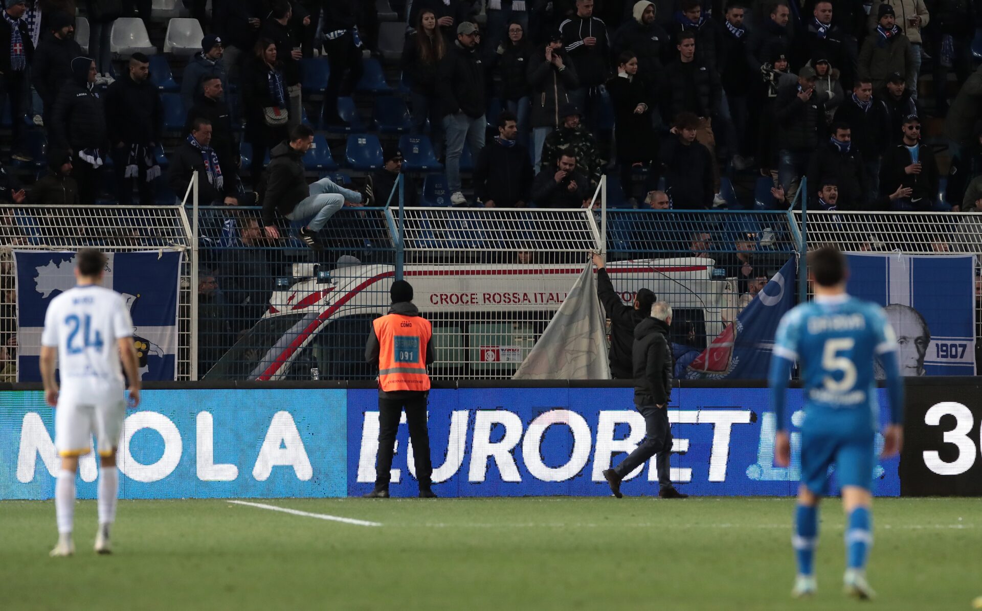 Una mail ai tifosi del Como e un sondaggio sullo stadio