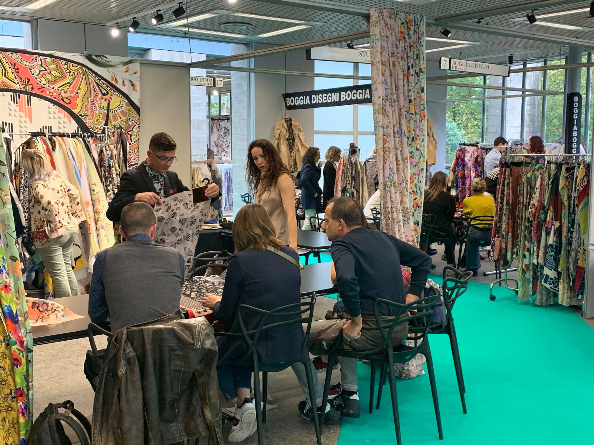 Tipi di Tessuti: Guida Completa ai Materiali per Abbigliamento