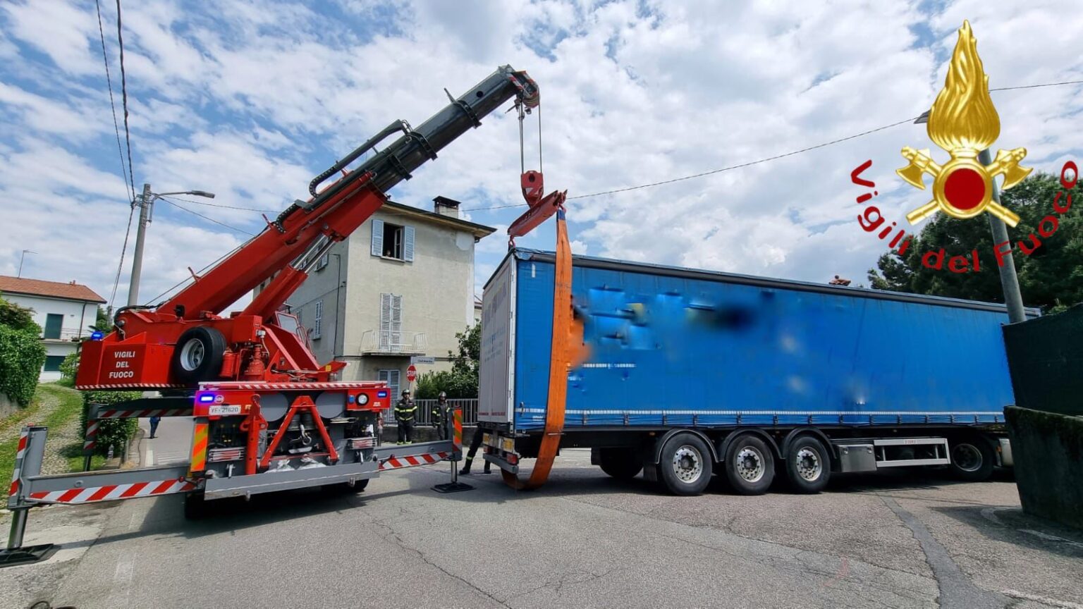 Tir incastrato e incendio nel silos doppio intervento dei Vigili del