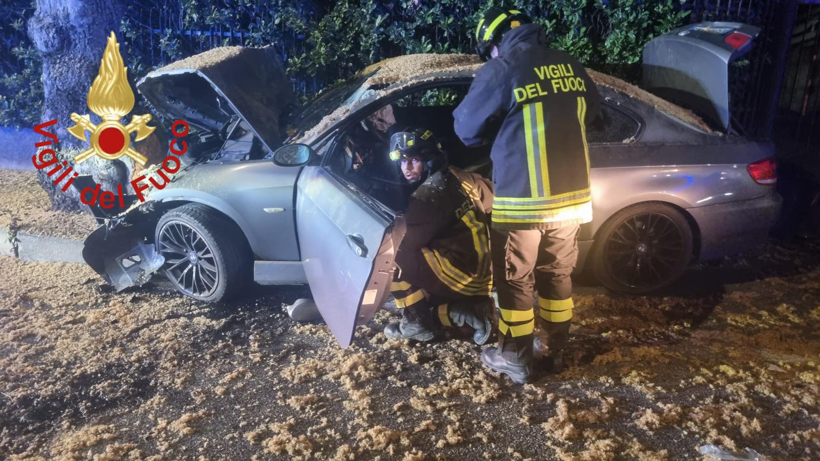 Spaventoso Incidente A Como: Auto Contro L'albero, Donna Incastrata ...