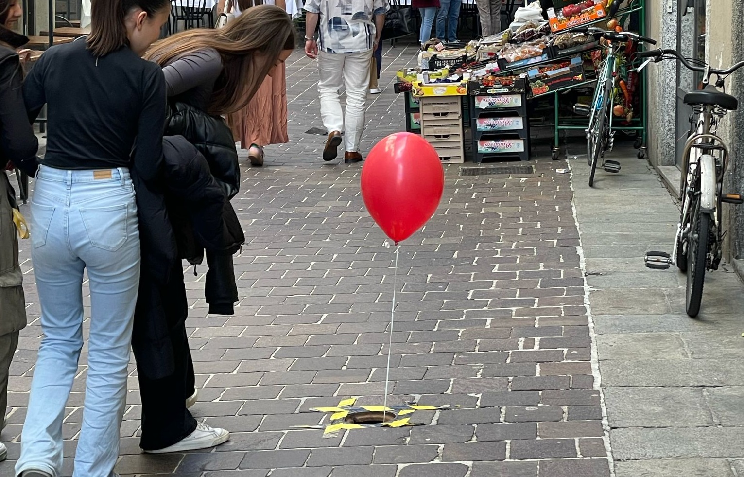 Il palloncino rosso che genera l’amicizia fra due famiglie, dalla Francia a Magliano Alfieri Il palloncino rosso che genera l’amicizia fra due famiglie, dalla Francia a Magliano Alfieri