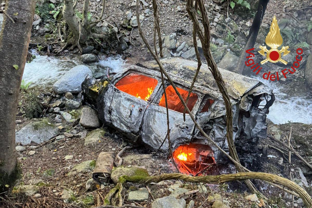 Tremendo Incidente, L'auto Precipita Per 300 Metri E Viene Divorata ...