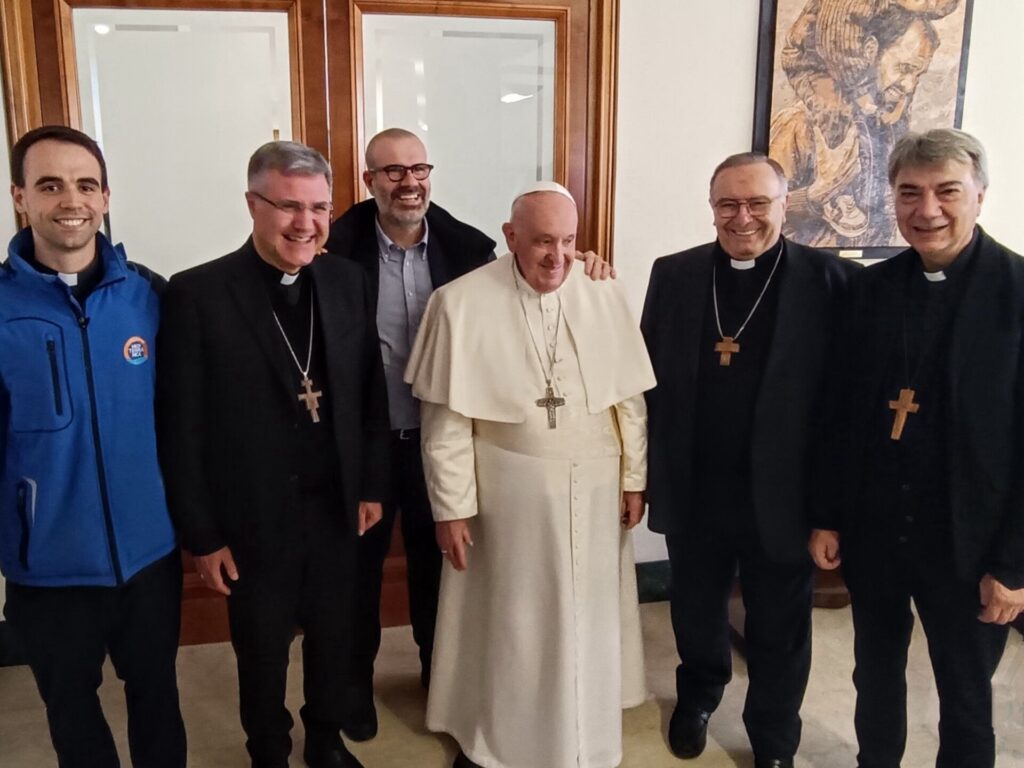 Da sinistra, don Mattia Ferrari, l’arcivescovo di Palermo Corrado Lorefice, Nello Scavo, Papa Francesco, il cardinale Francesco Montenegro (arcivescovo emerito di Agrigento), il cardinale Domenico Battaglia, arcivescovo di Napoli