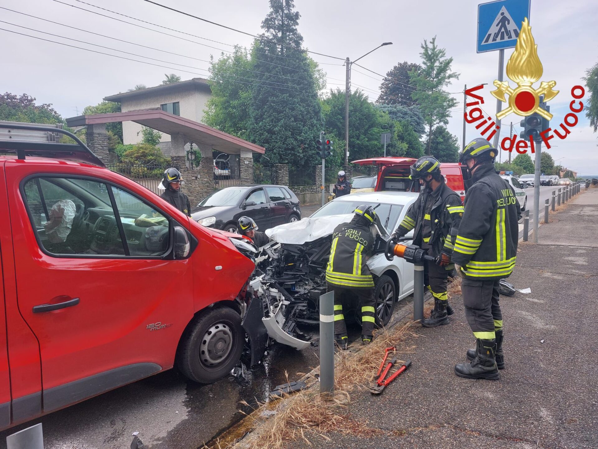 Auto e furgone si scontrano: due persone soccorse in provincia di Como ...