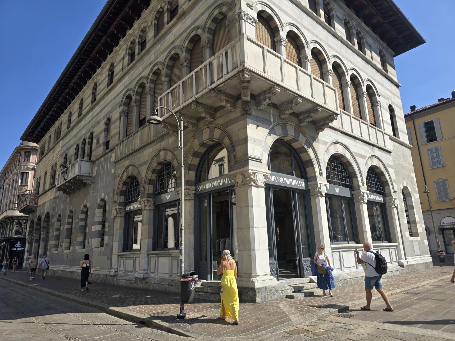 Armani e banca