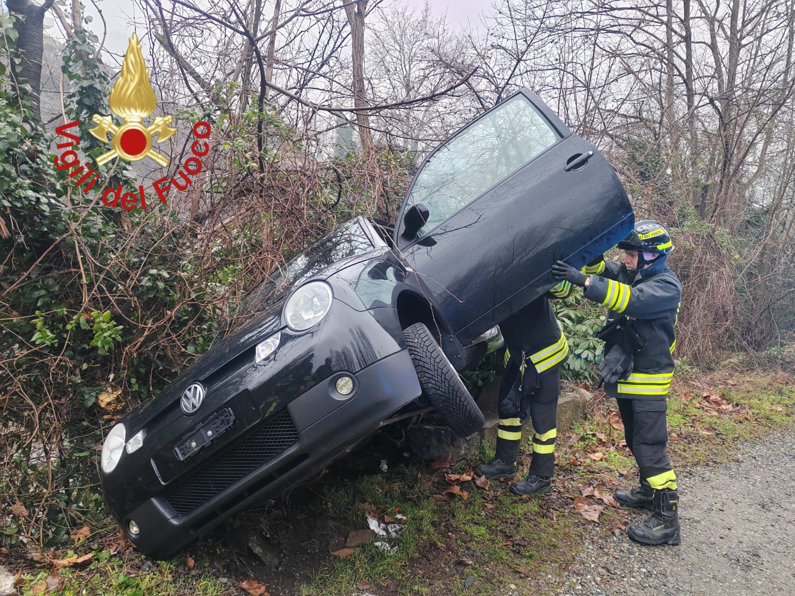 Como, auto con due persone a bordo finisce fuori strada: soccorsi di ...
