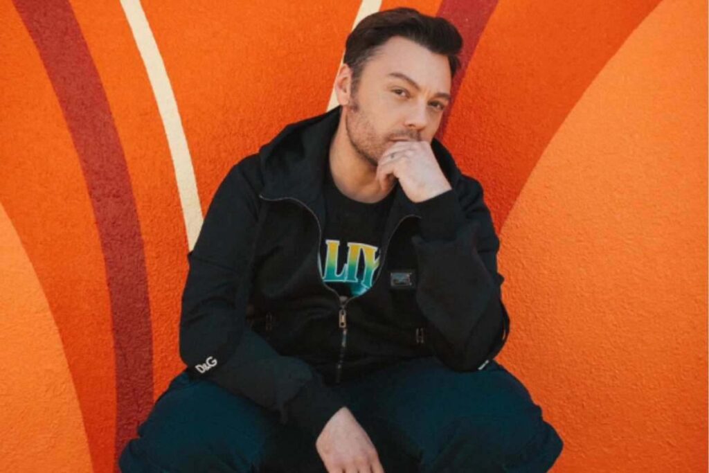 Primo piano dell'artista Tiziano Ferro