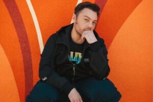 Primo piano dell'artista Tiziano Ferro