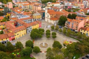 Panorama urbano di Cologno Monzese con edifici residenziali e aree verdi