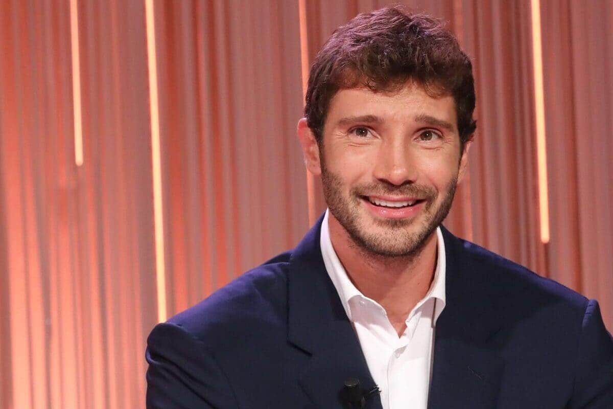 Stefano De Martino sorridente durante un evento pubblico nel 2026
