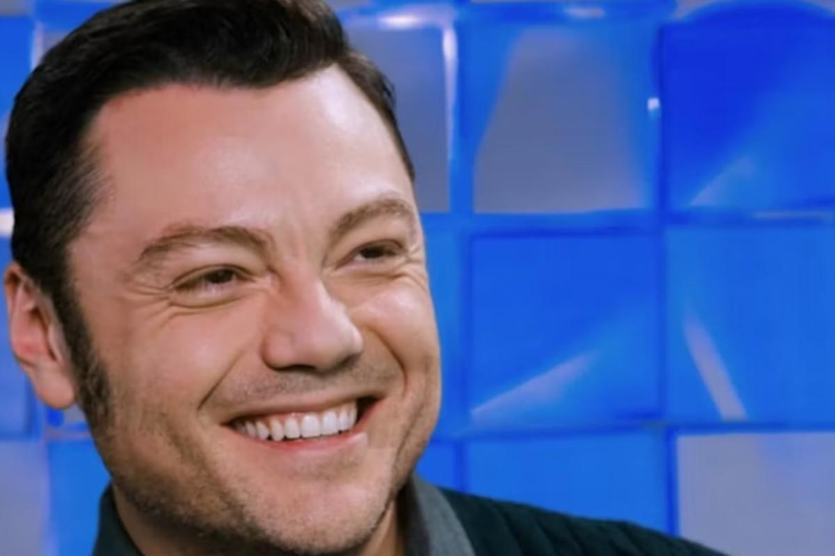 Tiziano Ferro sorridente