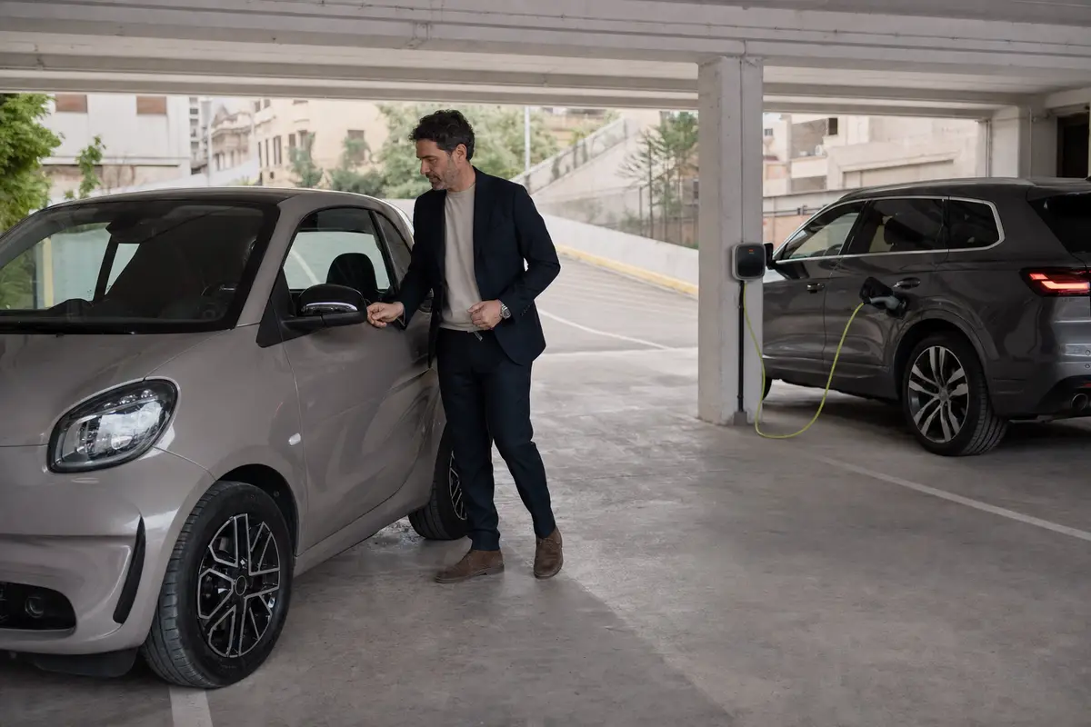 Filippo Bisciglia parcheggia la Smart ForTwo in un luogo stretto, simbolo di mobilità pratica in città