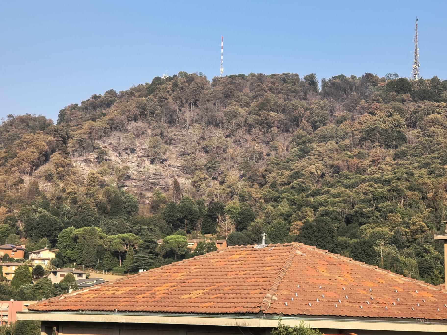 Operazioni di spegnimento in corso sul Monte Goi, con elicotteri e squadre dei Vigili del Fuoco, immagine di approfondimento