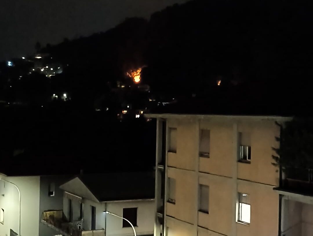 Operazioni di spegnimento in corso sul Monte Goi, con elicotteri e squadre dei Vigili del Fuoco