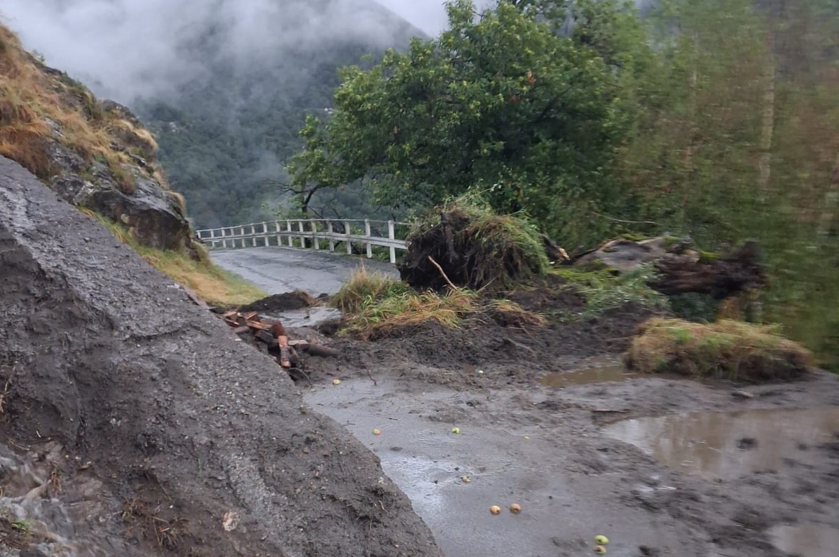 Violento downburst in provincia di Como, raffiche di vento e allagamenti in Alto Lago, immagine di approfondimento
