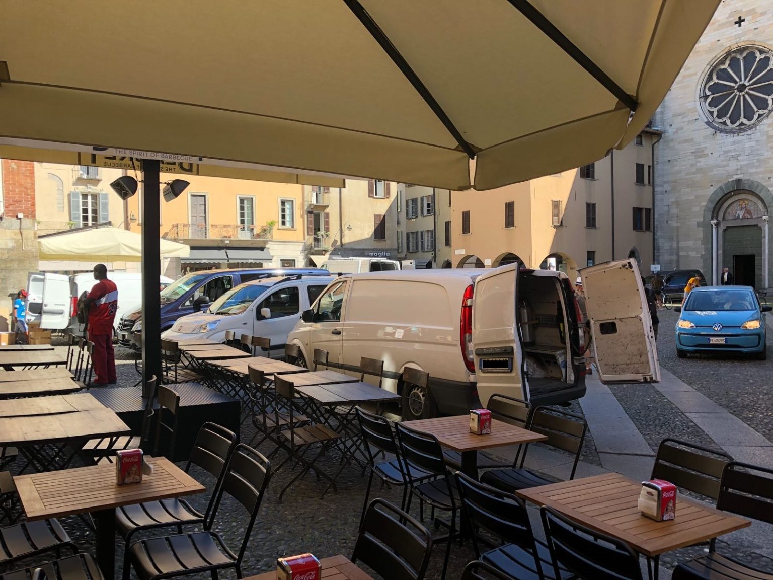 Residenti e cittadini di Como protestano contro le nuove normative sulle zone pedonali e la mobilità