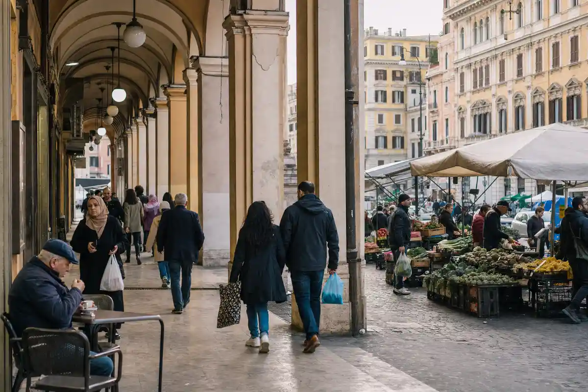 Portici a Roma con passanti e bancarelle di frutta e verdura in un mercato di quartiere