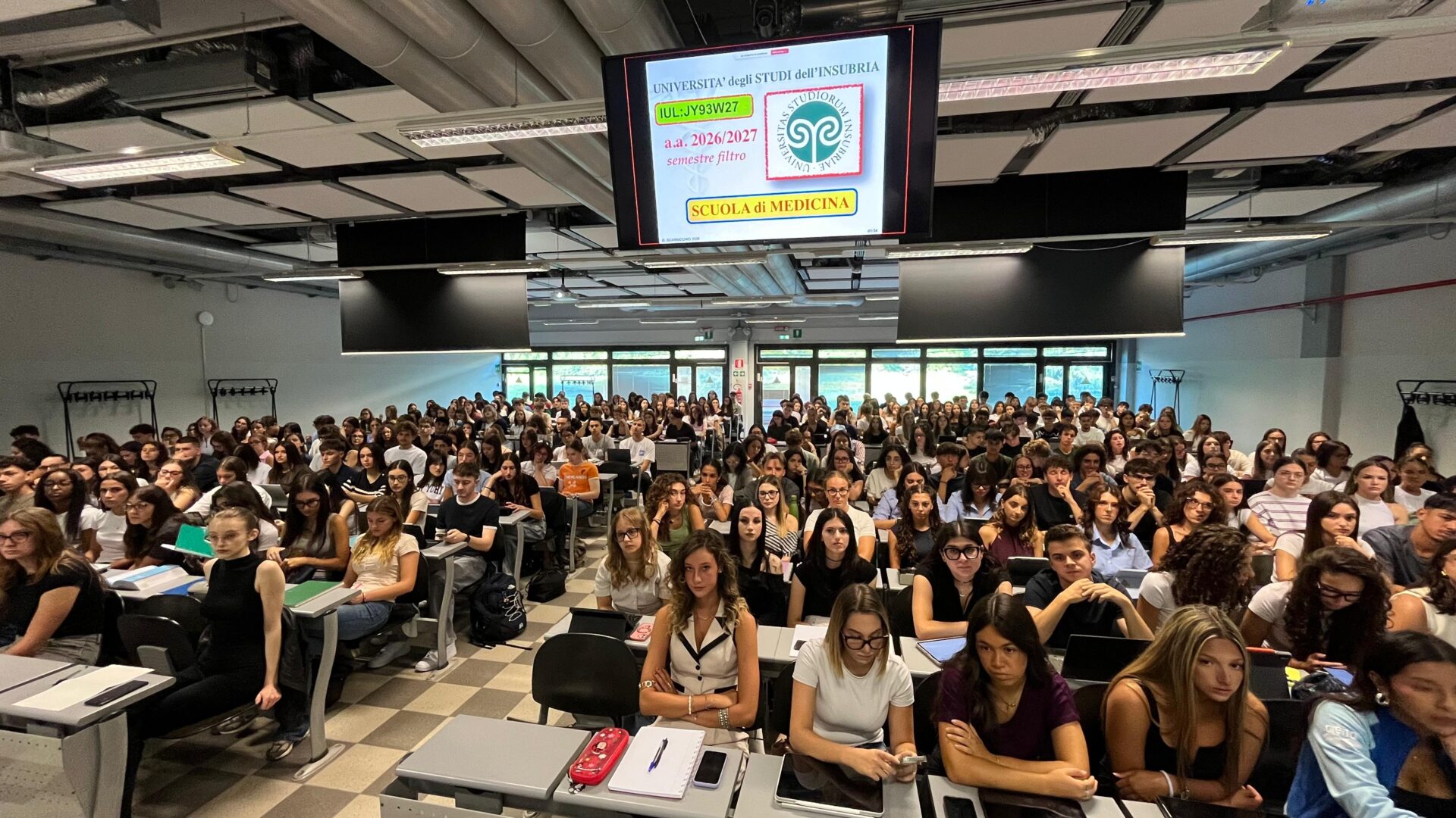 Studenti e studentesse si riuniscono all’Università dell’Insubria per l’avvio del semestre aperto di Medicina e Odontoiatria