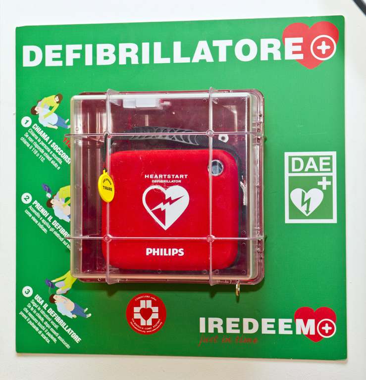 Defibrillatore di ComoCuore alla scuola professionale Cias