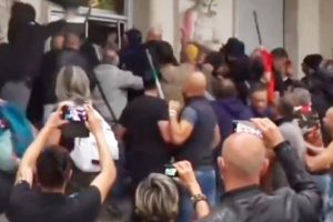 0005CCED-assalto-fascista-alla-sede-della-cgil