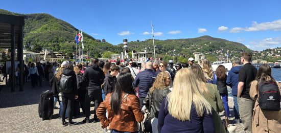 lungolago turisti battelli