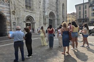 Turisti piazza duomo