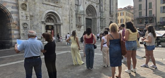 Turisti piazza duomo
