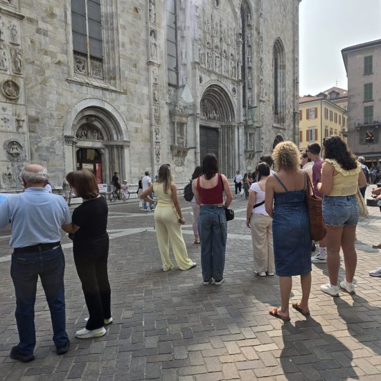 Turisti piazza duomo