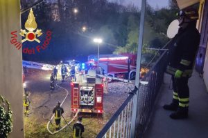 incendio-via-virgilio-como-casate-vigili-del-fuoco