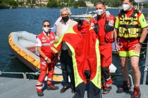 Como Yacht Club ACSM-AGAM dona le mute alla sezione OPSA della Croce Rossa Comitato di Como, da sinistra Luciana Spalla, Marco Rezzonico Vicepresidente di ACSM Agam, Renato Giambrone caposquadra, Francesco Longhi