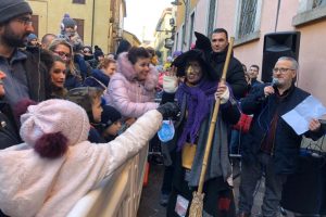 Arrivo_Befana_Palazzo_Cernezzi (4)