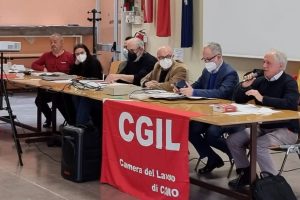 Nella foto col tavolo con i relatori: da sinistra Giuseppe Cillis (commissione salute e sicurezza Ebitemp) Luisa Diana (segretaria Nidil Cgil nazionale) Paolo Gagliardi (segretario Nidil Cgil provinciale) Luca Fonsdituri (dipartimento sicurezza Cgil Como) Umberto Colombo (segretario Cgil Como) Massimo Balzarini (segretario Cgil Lombardia) Lamberto Settimi (medico del lavoro)