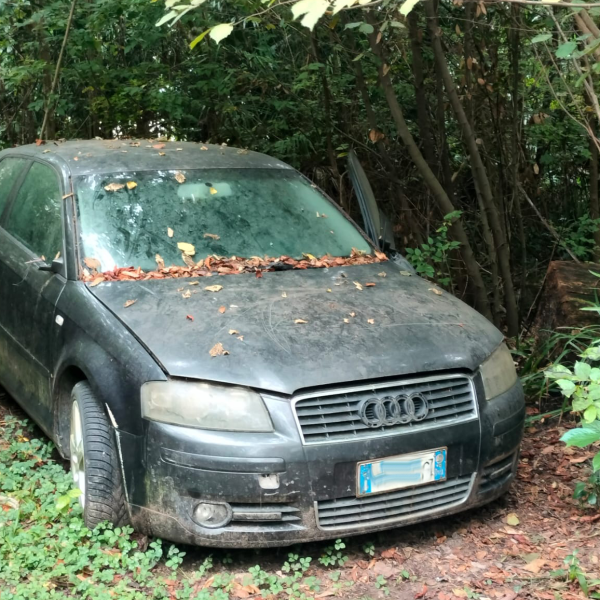 Auto-Abbandonata-Villa-Erba-Cernobbio