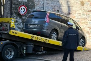 Auto-Svizzera-Ticinese-Carro-Attrezzi-Polizia-Locale-1