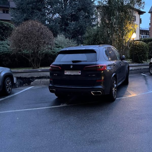Auto-Ticinese-Svizzera-Divieto-Di-Sosta