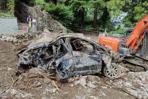 Blevio-frana-auto schiacciata-1
