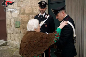 Carabinieri-Anziana