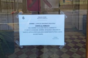 Il cartello affisso all'ingresso degli uffici dell'anagrafe dal sindaco Cesare Sambrici che in tono ironico avvisa i cittadini che, 