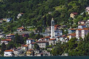 Chiesa_Arcipetrale_San_Pietro_e_Paolo_in_Nesso,_seen_from_Lake_Como_ferry
