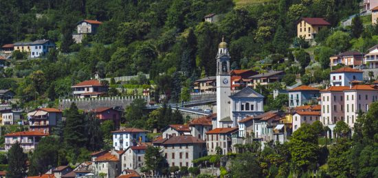 Chiesa_Arcipetrale_San_Pietro_e_Paolo_in_Nesso,_seen_from_Lake_Como_ferry