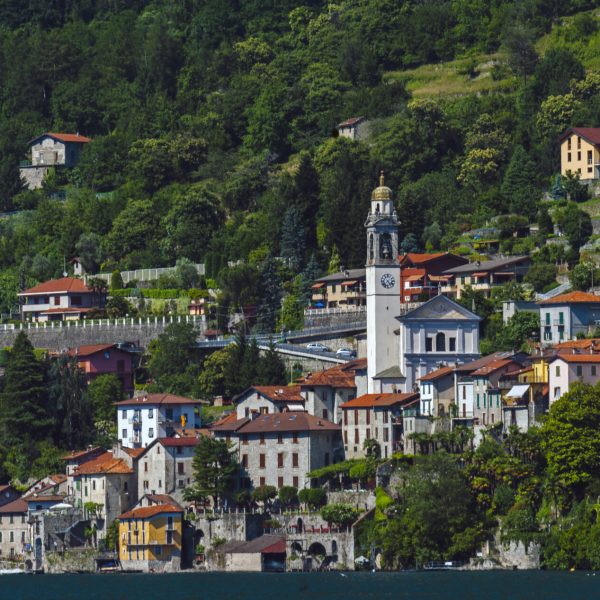 Chiesa_Arcipetrale_San_Pietro_e_Paolo_in_Nesso,_seen_from_Lake_Como_ferry