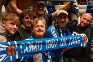 Como-calcio-tifosi-inglesi-sciarpa